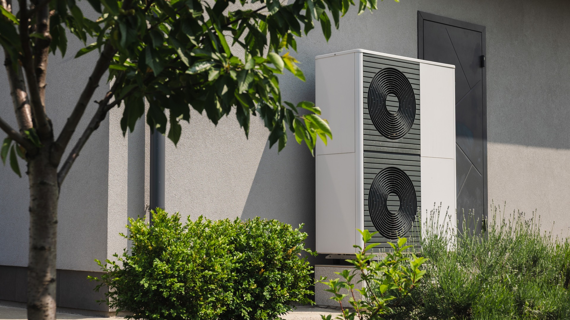 Pompa di calore aria-acqua installata accanto a un'abitazione residenziale moderna
