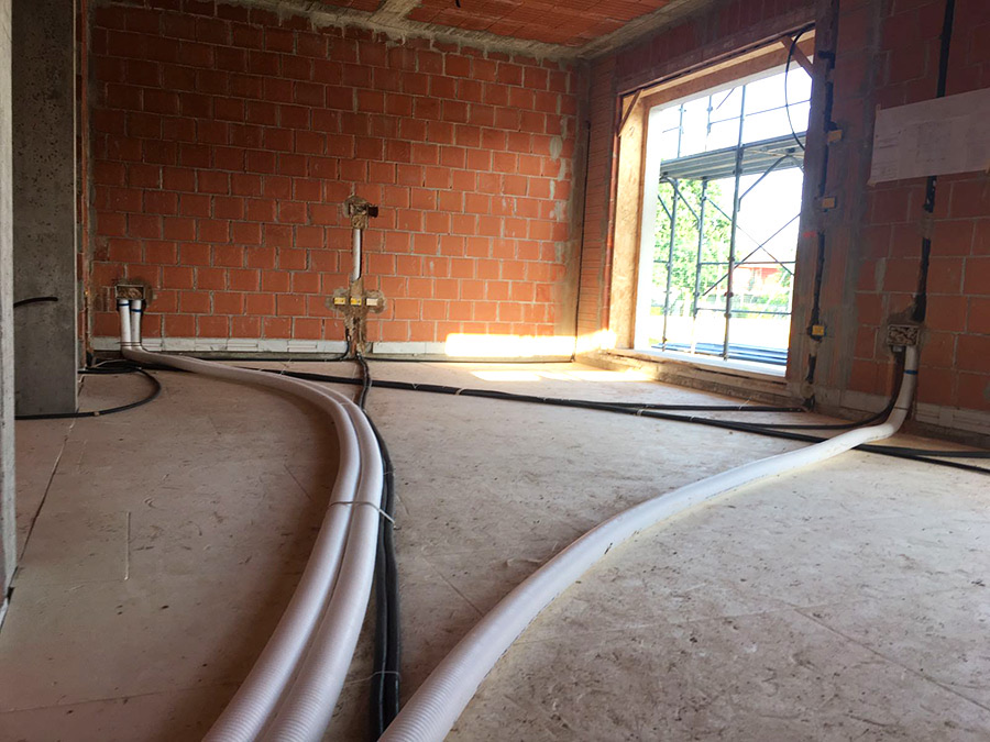 Tecnici Armonica al lavoro sull'installazione dei moduli fotovoltaici